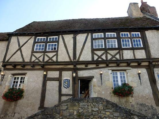 Ancienne auberge à pans de bois à #Saché (#IndreEtLoire) Maison présente une façade sur rue à pans de bois dont l'encorbellement est soutenu par des solives en bout taillées en corbeaux en quart de rond. Au pre...
Suite 👉 https://monumentum.fr/monument-historique/pa00098050/sache-ancienne-auberge-a-pans-de-bois
#Patrimoine #MonumentHistorique
Photo CC-BY-SA 4.0 : Sebastro