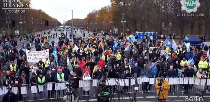 Screenshot von einem Livestream zu der heutigen Demo: Blick von der Bühne auf das Volk, dieses besteht aus wenigen hundert Menschen zu dem Zeitpunkt.