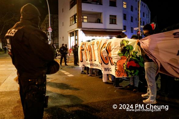 Die Demonstration endet am S-Bahnhof Greifswalder Straße. Hier stehen sich Polizist*innen und Demonstrant*innen mit ihrem Hauptbanner kurz gegenüber, ehe die Versammlung aufgelöst wird.