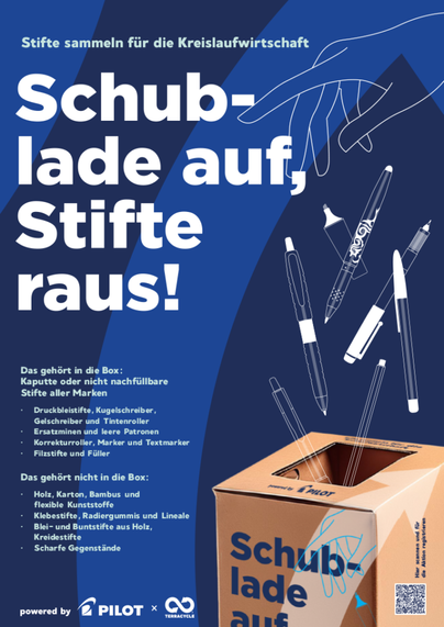 Ein Plakat wirbt für ein Recycling-Programm für Stifte. Der Haupttext lautet „Schublade auf, Stifte raus!“.  Es zeigt eine Illustration von Händen, die kaputte oder nicht mehr nachfüllbare Stifte verschiedener Arten in eine braune Sammelbox werfen.  Die Box ist mit dem Logo von Pilot und Terracycle gekennzeichnet.  Der Text erklärt, welche Stifte in die Box gehören (z.B. Kugelschreiber, Filzstifte, leere Patronen) und welche nicht (z.B. Holzstifte, Radiergummis).  Ein QR-Code ermöglicht die Registrierung für die Aktion.  Das Gesamtdesign ist modern und farbig, in Blau- und Brauntönen gehalten.