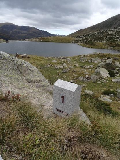 Une petite borne frontière en granit marques les limites entre la France et l'Andorre