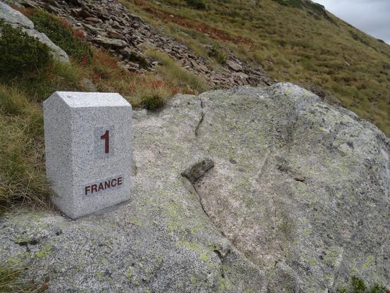 Une petite borne frontière en granit marques les limites entre la France et l'Andorre