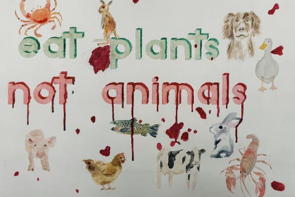 Das Bild zeigt eine Aquarellmalerei mit dem Slogan "Iss Pflanzen, nicht Tiere". Die Worte sind in großen, stilisierten Buchstaben geschrieben, wobei die Wörter "nicht Tiere" rot sind und blutartige Tropfen darunter hängen. Um die Worte herum sind verschiedene Tiere abgebildet: eine Krabbe, ein Känguru, ein Hund, eine Gans, ein Schwein, ein Huhn, eine Kuh, ein Kaninchen und ein Hummer. Ein Fisch ist zwischen den Wörtern "nicht" und "Tiere" zu sehen. Die gesamte Komposition vermittelt eine Botschaft für vegetarische oder vegane Ernährung.