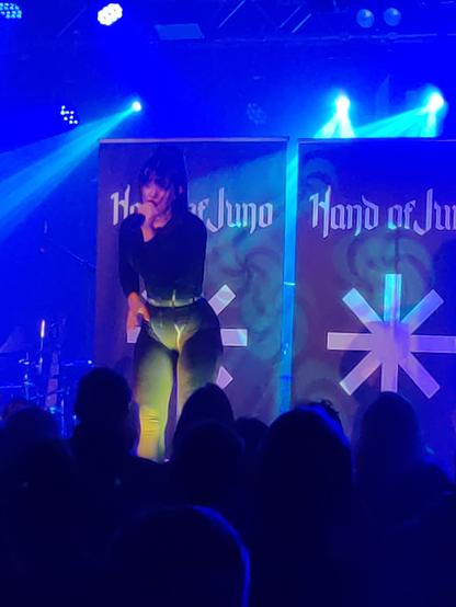 Dier Sängerin von Hand Of Juno, alleine auf der Bühne
