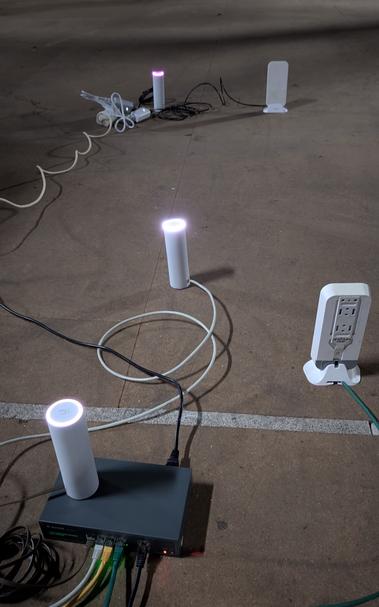 Mehrere WLAN Accesspoints sind in einem leeren Dachboden aufgebaut