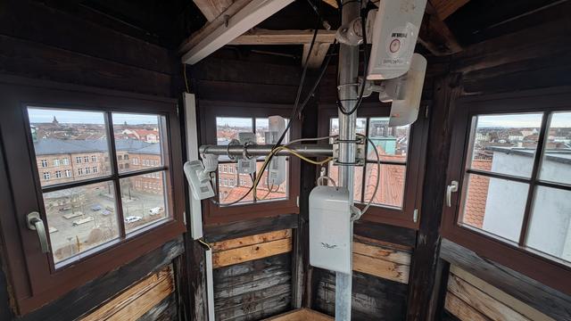 Blick auf den immer im Nachbarschaftshaus bestehenden freifunk Aufbau mit 3 Accesspoints und 2 Richtfunkstrecken im westlichen Turm.