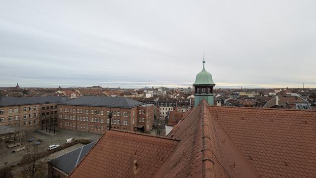 Blick über Nürnberg nach Osten. In der ferne verpixelt ist z.B. die Nürnberger Burg zu sehen.