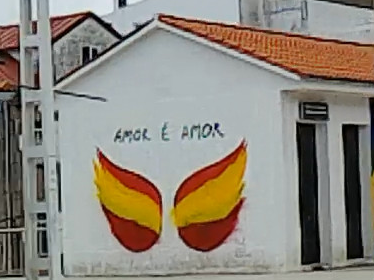 Mural estragado no que pintaron a bandeira de España encima das ás.