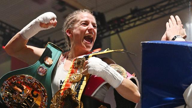 Tina Rupprecht nach dem Kampf im Atomgewicht gegen Matsuda aus Japan. (Foto: dpa Bildfunk, picture alliance/dpa | Marijan Murat)