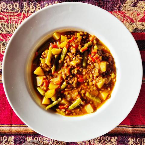 Plato de lentejas con patatas y judías