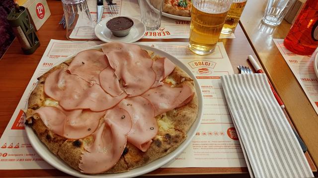 Pizza 'Bologna'
Mortadella di Mora Romagnola, patate schiacciate, fiordilatte campano ed asiago stagionato.
Oltre ad un bicchiere di birra, sopra al piatto c'è una ciotolina con Miele alla 'nduja, per *godersi* i bordi.