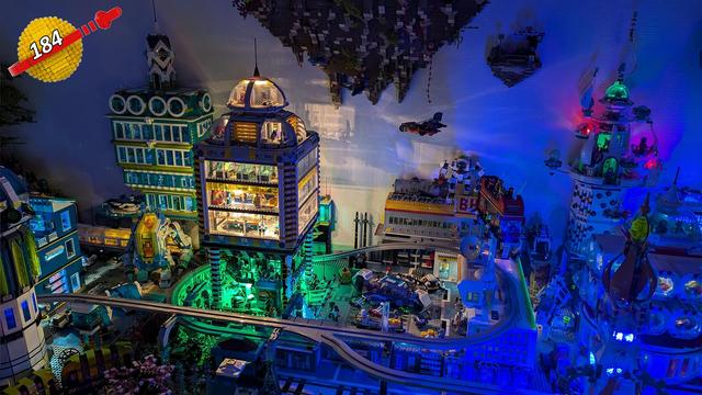 Zu sehen ist eine aus Klemmbausteinen gebaute Skyline von Hochhäusern in nächtlicher Szenerie. Die Gebäude sind beleuchtet.