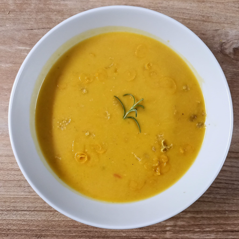 Die fertige Suppe wie beschrieben auf dem Teller