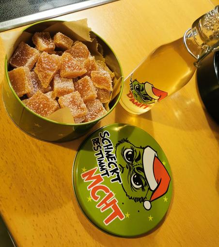 Quittenbrot in der Weihnachtsdose Grinch "schmeckt bestimmt nicht" und Quittensirup in grinch Flasche "runter damit"