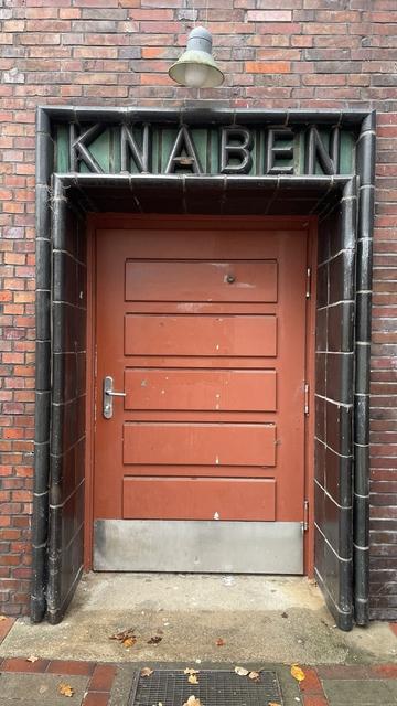 Tür, darüber der Schriftzug „Knaben“