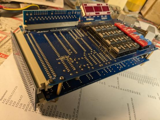 Le Junior Computer superposé à la carte d'extension, il y a un petit PCB vertical sur la gauche qui relie les 2 cartes avec des connecteurs DIN41612