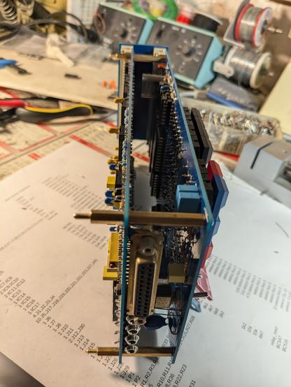 La même chose mais les PCBs sont posés sur la tranche. On voit sur le bord de la carte d'extension le connecteur DB25 du port série et les 4 prises jack du port cassette