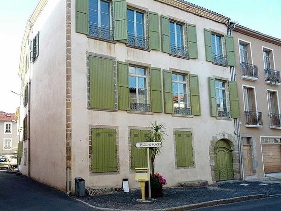 Hôtel Tabart à #Brioude (#HauteLoire) L'emplacement de cet hôtel fut occupé, dès le XIVe siècle, par une maison d'un chanoine-comte. De cette période pourrait dater un chambranle de porte orné de bessants, au f...
Suite 👉 https://monumentum.fr/monument-historique/pa00092619/brioude-hotel-tabart
#Patrimoine #MonumentHistorique
Photo CC-BY-SA 4.0 : Jan Niggemann