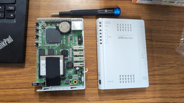IO-DATA USL-5P, a “diskless NAS”. The chassis is opened.