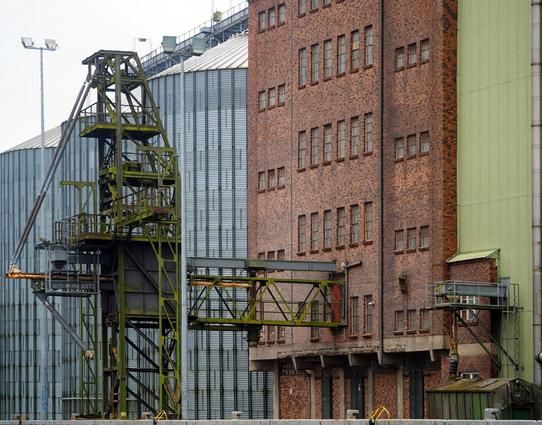 Die alten Hafenspeicher und die neueren Getreidesilos der Kunstmühle Jarmen stehen leer am Peenekai.