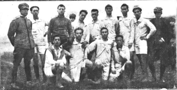 La squadra di calcio militare del IV Autoparco che partecipa al Torneo militare della Vittoria del novembre 1918 organizzato a Milano per celebrare la fine della Prima guerra mondiale.