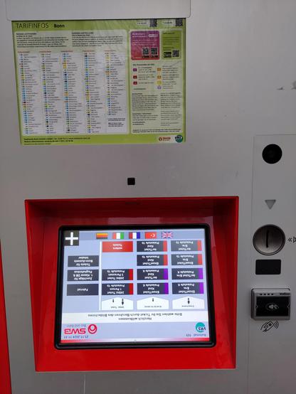 Ein Foto von einem Fahrscheinautomaten der SWB. Auf dem eingebauten Bildschirm steht der Inhalt auf dem Kopf.