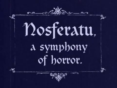 Fotograma de la película "Nosferatu" (1922) con el título y el subtítulo de "una sinfonía del horror"