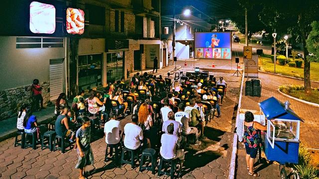 Furgão do CineSolar, que é adaptado com as placas fotovoltaicas no teto e carrega todo o cinema, é uma atração à parte, que encanta pessoas de todas as idades e mostra, de maneira descontraída e divertida, como a luz do sol se transforma em energia elétrica. Foto: Lucas Rosendo/CineSolar
