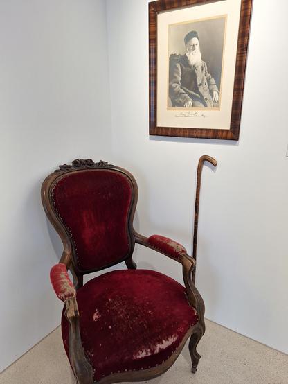 Stuhl, Gehstock und Bild von Henry Dunant