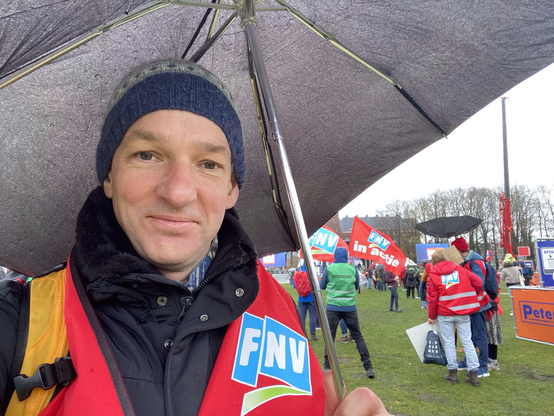 At the Malieveld, in FNV attire, under my umbrella