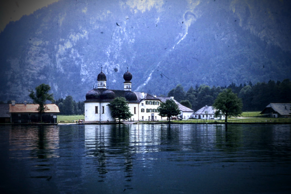 Wallfahrtskirche St. Bartholomä von Wasser aus fotografiert. Das Dia ist schon älter, was sich durch Kratzer und blasse Farben bemerkbar macht.
