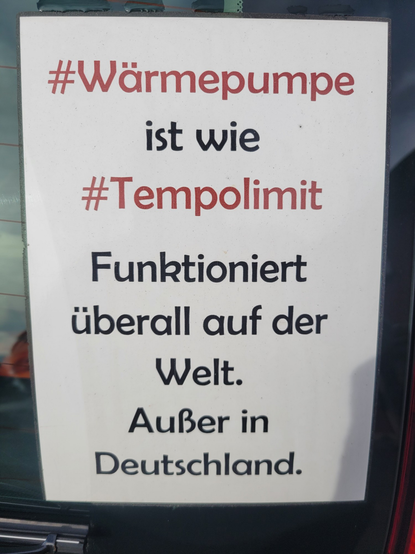 Foto eines Plakats:
#Wärmepumpe ist wie #Tempolimit. Funktioniert überall auf der Welt. Außer in Deutschland.