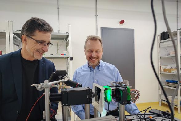 Professor Andreas Waag (TU Braunschweig) und Professor Christian Werner (Ostfalia) am Demonstrator für einen neuromorphen Computer auf LED-Basis. Bildnachweis: Laurenz Kötter/TU Braunschweig