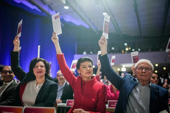 Neu im #DVPWblog: Leon Heckmann zeigt, wie sich #BSW-Wähler*innen selbst einordnen. Sie sehen sich gesellschaftlich & ökonomisch konservativ – im Widerspruch zur ökonomisch linken Programmatik der Partei. 

👉www.dvpw.de/blog/ist-das-bsw-eine-linke-partei-eine-analyse-der-politischen-selbstverortung-der-waehlerinnen-bei-der-europawahl-2024-ein-beitrag-von-leon-heckmann

#PoWi #Politikwissenschaft @fidpol @dvpw@a.gup.pe