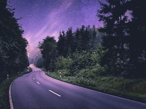 Straße im Sternenlicht