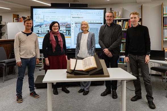 von links nach rechts: Dr. Marek Wejwoda (Handschriftenbearbeiter), PD Dr. Ingrid Würth (Repräsentantin der Lesser-Stiftung), Dr. Katrin Ott (Leiterin des Bereichs Sondersammlungen der UB Erfurt), Dr. Matthias Eifler (Handschriftenbearbeiter) und Dr. Christoph Mackert (Leiter des Handschriftenzentrums Leipzig) mit einer Amploniana-Handschrift im Handschriftenzentrum Leipzig, Foto: Thomas Kademann