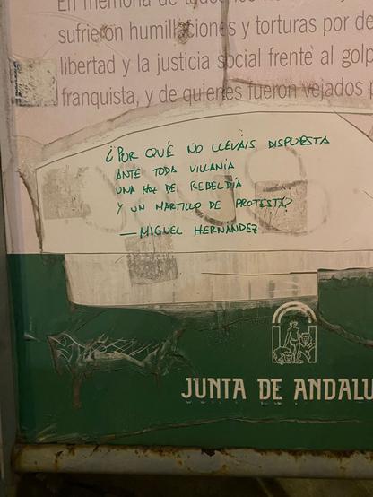 Detalle del cartel. Debajo del texto institucional, en el que se leen palabras como "sufrieron humillaciones y torturas" "libertad y justicia social", está escrito: "¿por qué no lleváis dispuesta / ante toda villanía / una hoz de rebeldía / y un martillo de protesta? Miguel Hernández.