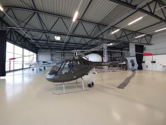 D-HEMY still parked in joint hangar of #TUM and #HM. Some other stuff including fly-by-wire DA42 and a blimp in the background.