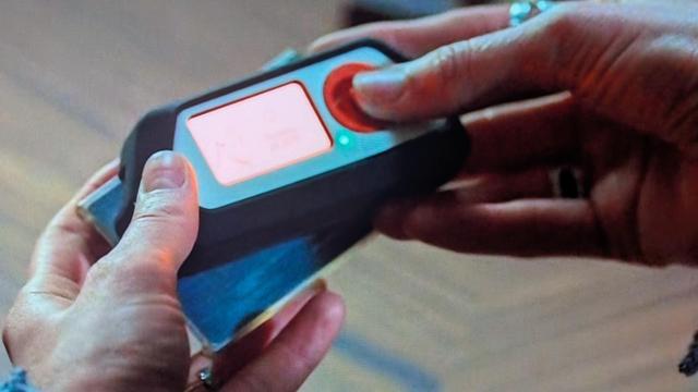 Flipper Zero used to clone an RFID badge.