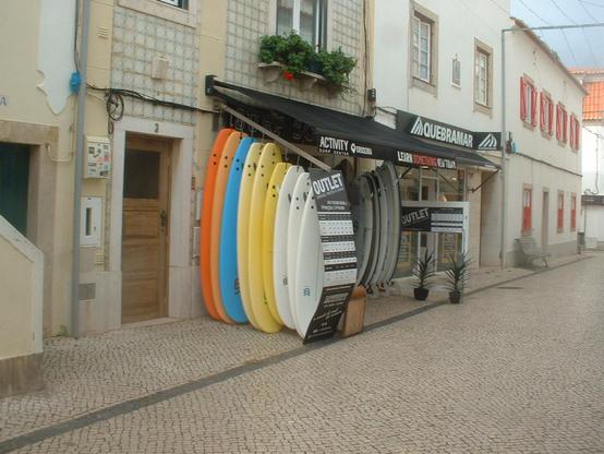 2 series of surfboards vertically aligned by sizes.
