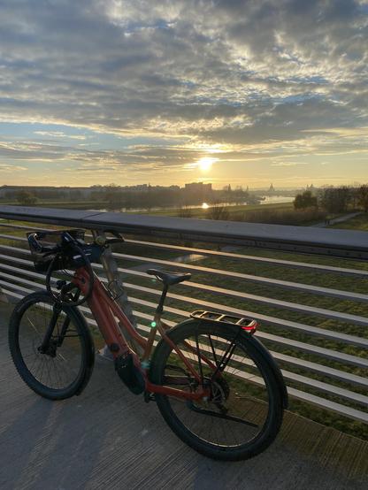 Henriette-Fahrrad auf der Brücke mit Blick stromabwärts
