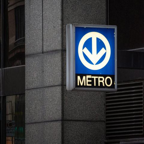 enseigne du métro de Montréal