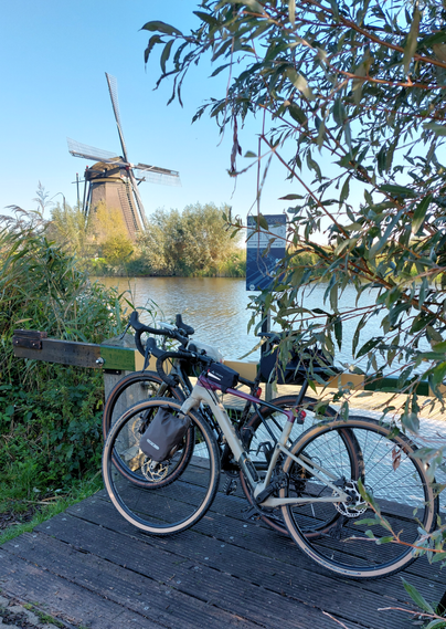 Fahrrad vor Windpumpe