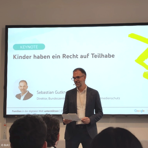 Sebastian Gutknecht, Direktor der Bundeszentrale für Kinder- und Jugendmedienschutz (BzKJ), bei seiner Rede auf dem Thementag "Familien in der digitalen Welt unterstützen" am 27. November 2024.