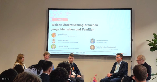 Gesprächsrunde auf dem Podiums zu dem Thema: Welche Unterstützung brauchen junge Menschen und Familien

"Medien begleiten uns den ganzen Tag", bestätigt Anaïs, Beiratsmitglied der BzKJ, im Panel zur Unterstützung von jungen Menschen und Familien bei derselben Veranstaltung. Dabei begegnen ihnen verschiedene Risiken wie ungewollte Kontaktaufnahmen oder Suchtpotenziale.