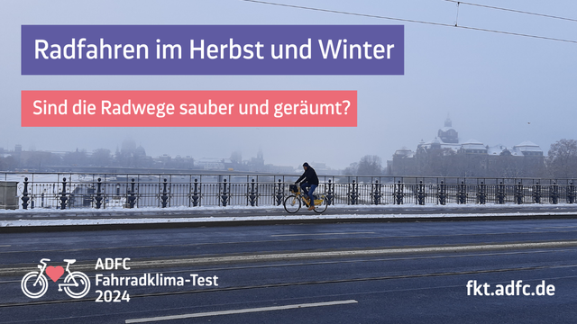 Das Bild zeigt eine Person, die mit dem Fahrrad auf einem schneebedeckten Radweg fährt. Im Hintergrund ist ein Fluss und eine Stadt mit Gebäuden zu sehen, die auch mit Schnee bedeckt sind. Der Himmel ist bewölkt und die Stimmung ist winterlich.  Oben im Bild steht die Frage: „Sind die Radwege sauber und geräumt?“