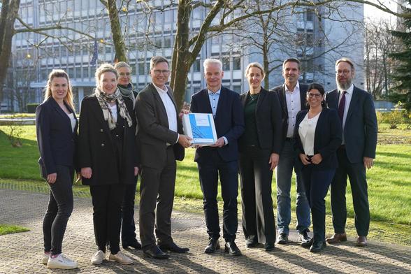 Foto der Übergabe des Planfeststellungsbeschlusses.