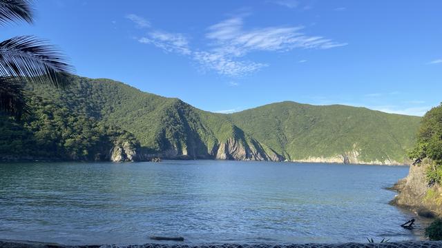 Paisaje de mar y montañas.