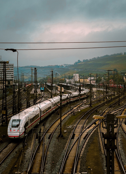 ICE 4 Fernverkehrszug bei der Einfahrt in den Bahnhof Würzburg. Schaut elegant aus. Mittels Bildbearbeitung wurden die Farben intensiver gemacht