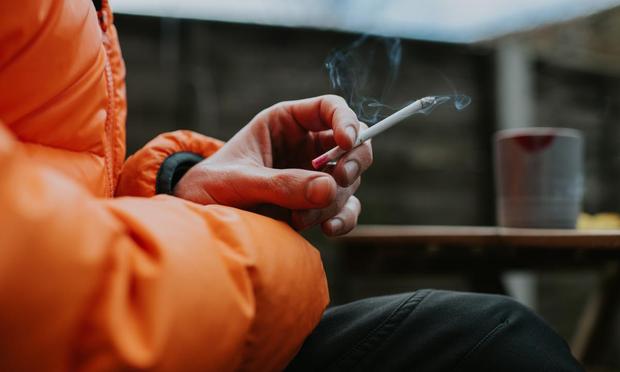 Una persona fumando en una terraza (Getty Images)